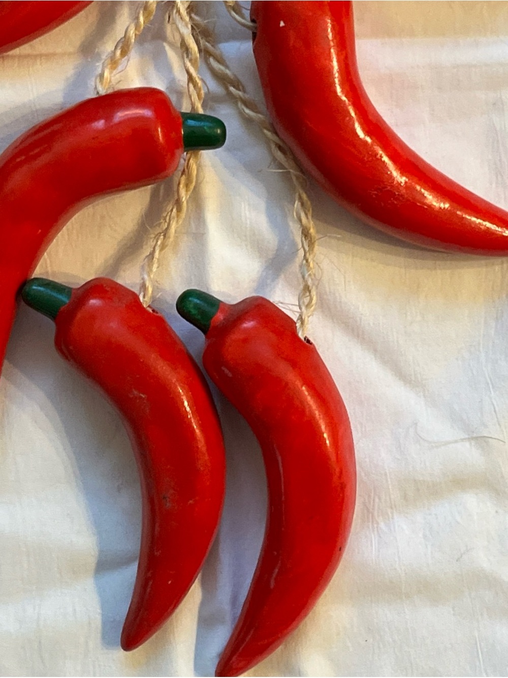 Vintage Ceramic Red Chili Peppers Jalapeños 10 Peppers ~5" Long Jute Rope 17" - Picture 5 of 6
